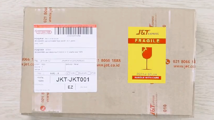stiker fragile agar paket ditangani dengan lebih hati hati
